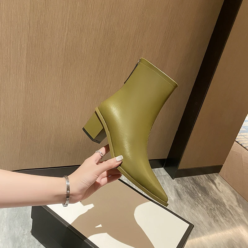 

2023 новые осенне-зимние женские ботильоны размером 22-25 см, короткие ботинки из спилка с острым носком и толстым каблуком на молнии сзади, современные ботинки