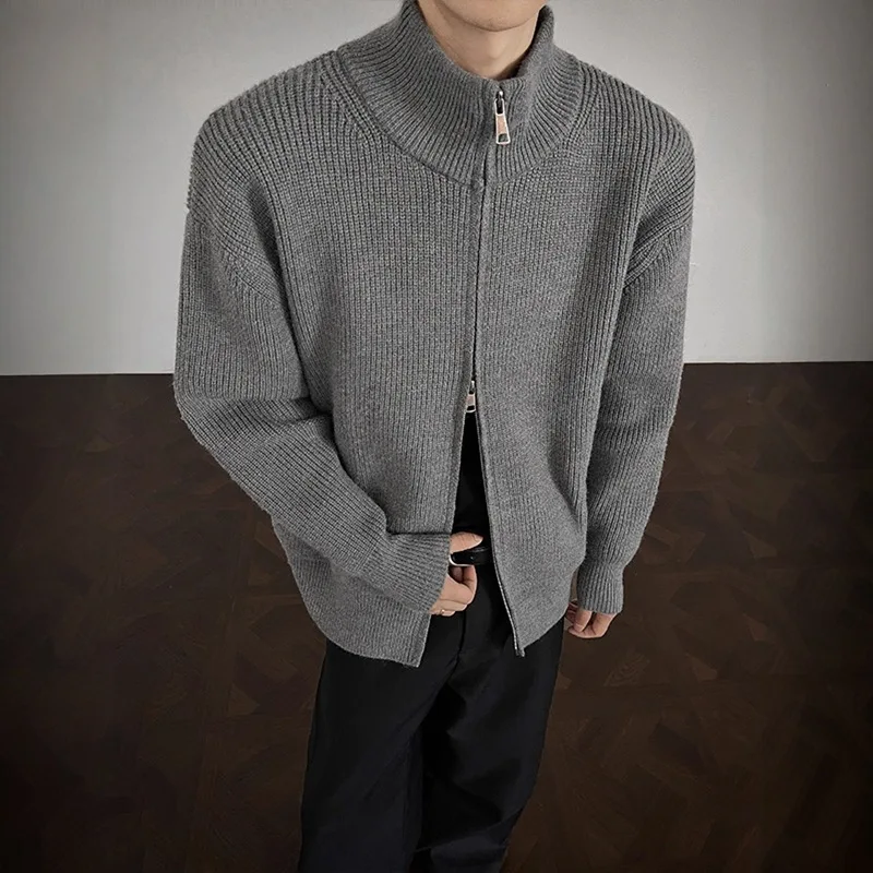 

2025 Новый серый кардиган с двойной головкой и высоким воротом на молнии, мужской осенний трендовый текстурированный уличный крутой верхняя одежда, топ
