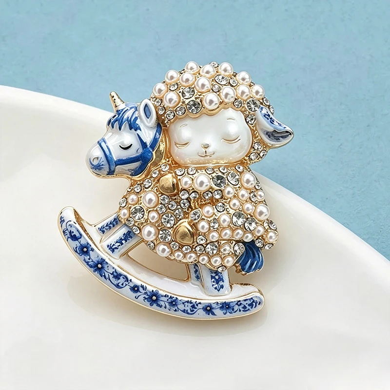 Wuli&baby Niedliche Schaukelpferd-Schaf-Broschen für Damen, Blau-Weißes Porzellan, Perlen-Lamm-Tier-Party-Brosche, Neujahrsgeschenke – Detail 4