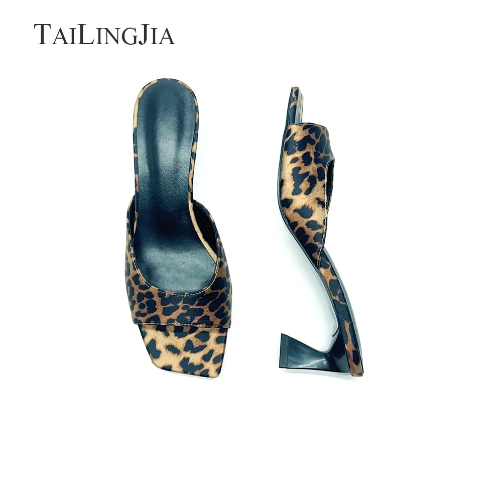 Nuovo stile classico stampa leopardata punta quadrata muli da donna tacco a forma speciale punta aperta suola in gomma antiscivolo scarpe col tacco