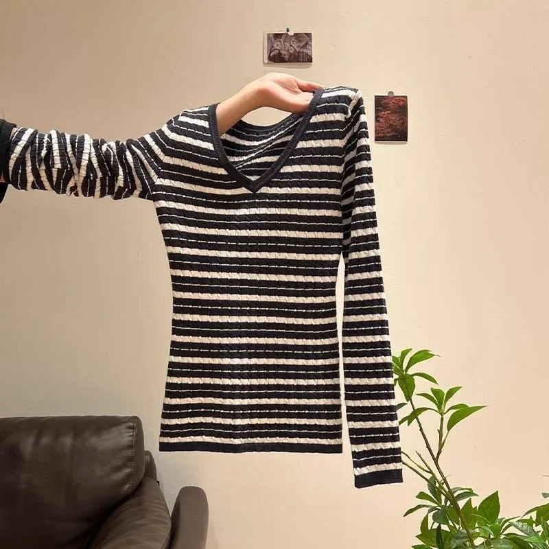 Color Blocking Striped V-neck Long Sleeved Knitted Sweater for Women New Winter American Style Spicy Girl Slim Fit Short Top