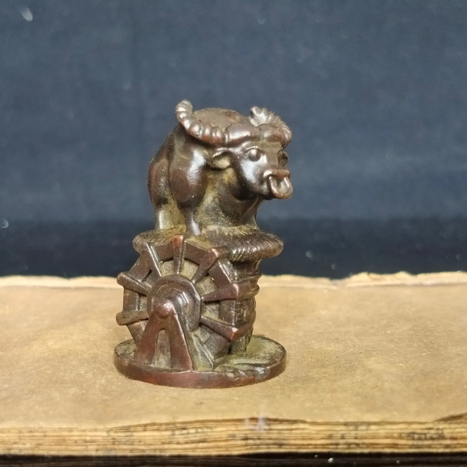 Metal Miniature Bull Vintage Decoration Figurine Bronze Cow Modern Art Sculpture Tea Pet Ornament Home Office Desktop Decoration