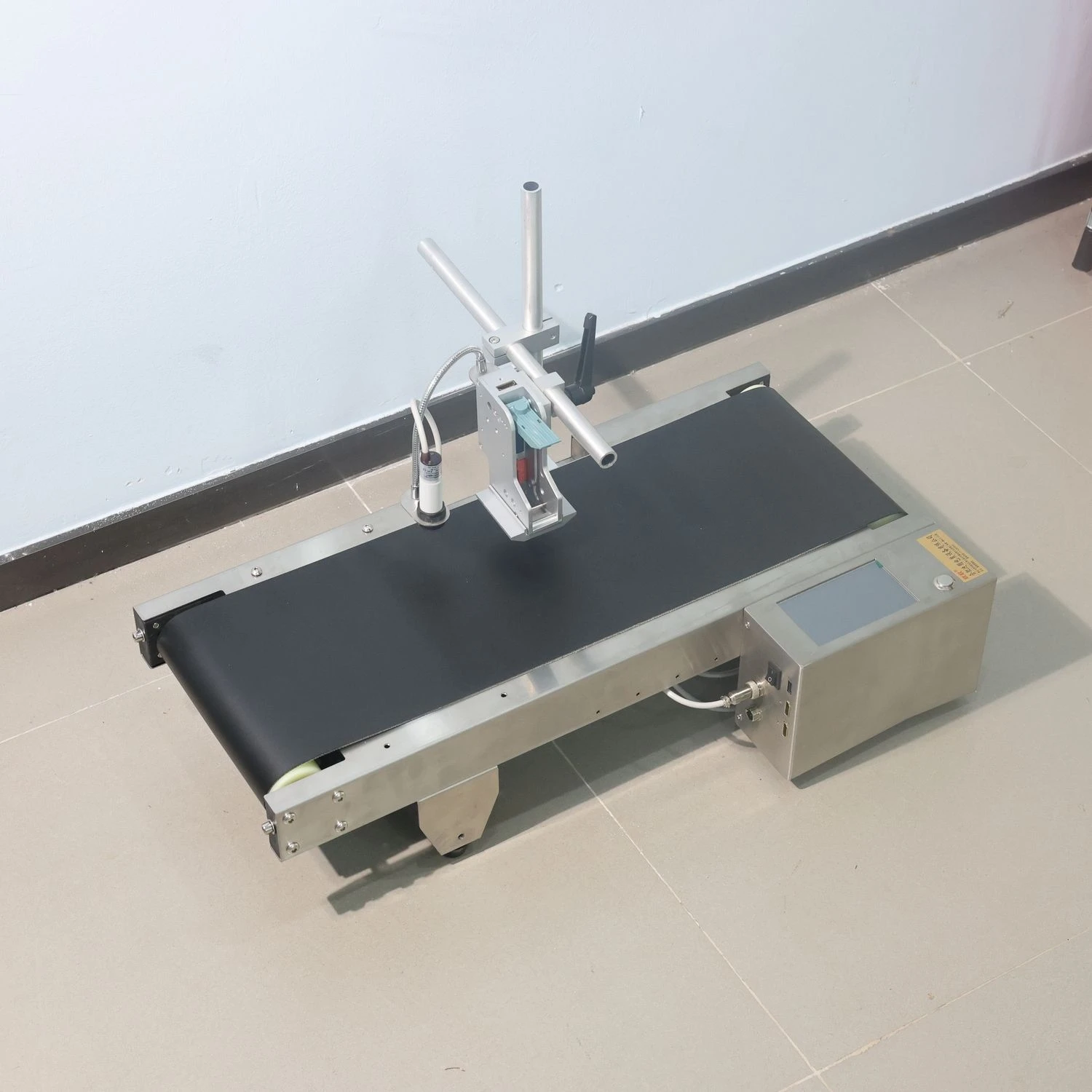 

SP130 Маленький автоматический принтер онлайн Струйная оловянная банка Пластиковая бутылка Печатная машина с датой истечения срока годности с мини-кавейером