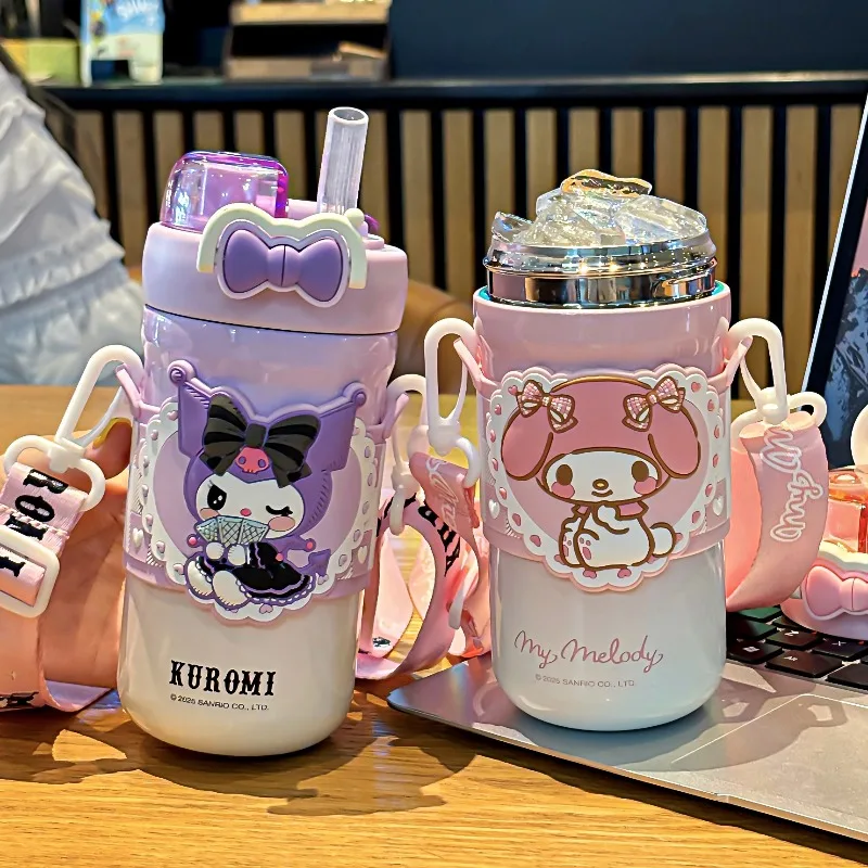 Uroczy Kubek Termiczny dla Dzieci z Motywem Sanrio Family Series, z Kokardą w Kształcie Motyla, z Podwójnymi Ściankami, Regulowanym Paskiem i Sznurkiem do Picia.