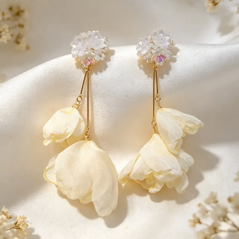 Neue modische Blumen-Quasten-Ohrclips für Damen, nicht durchstechend, handgefertigt, Glasperlen, Stoff-Ohrclips, Schmuckgeschenke für die Feiertage – Detail 4