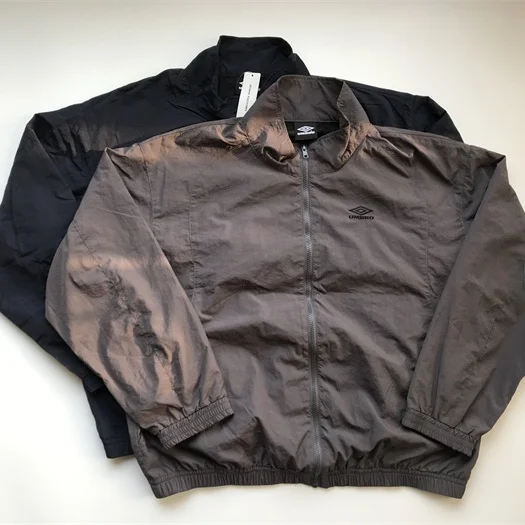 Chaqueta Deportiva Umbro JEANS FACTORY de Malla de Nailon de Secado Rápido, Edición Especial para Hombre, Corte Holgado, Manga Larga, Cierre de Cremallera, Primavera 2026