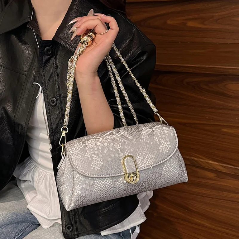 

Minimalist Elegant Messenger Bag Vintage Leather For Trendy Women Casual Commuter Use Large Capacity