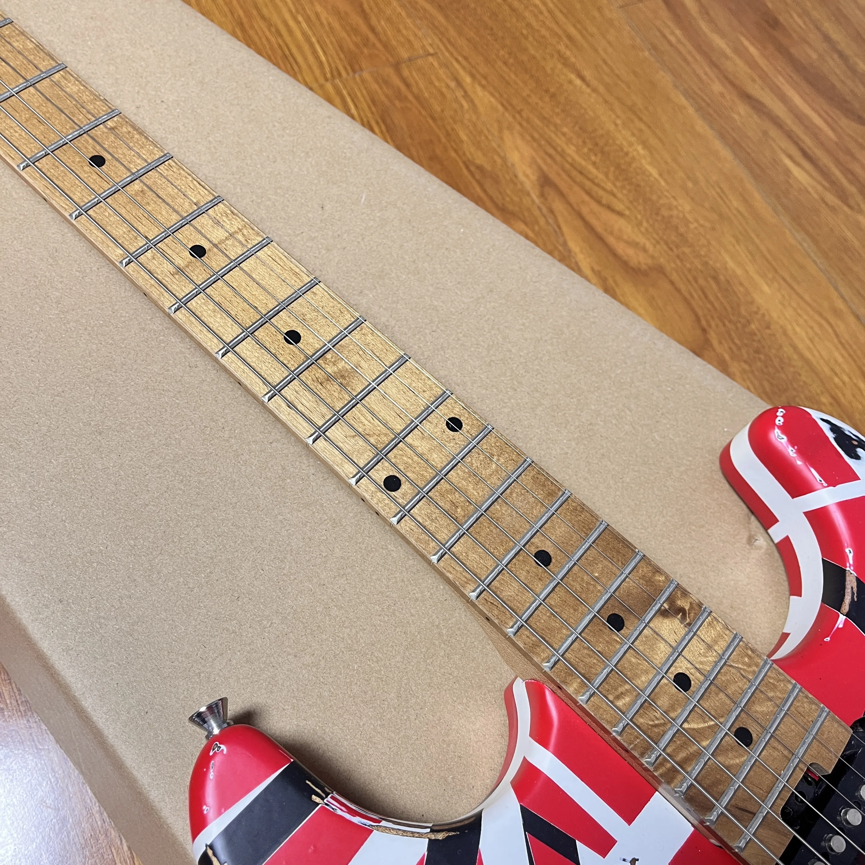 جيتار كهربائي عتيق الأكثر مبيعًا أبيض أسود مخطط أحمر 6-سلسلة 22 فريت يتم شحنه من مستودع الولايات المتحدة شحن مجاني