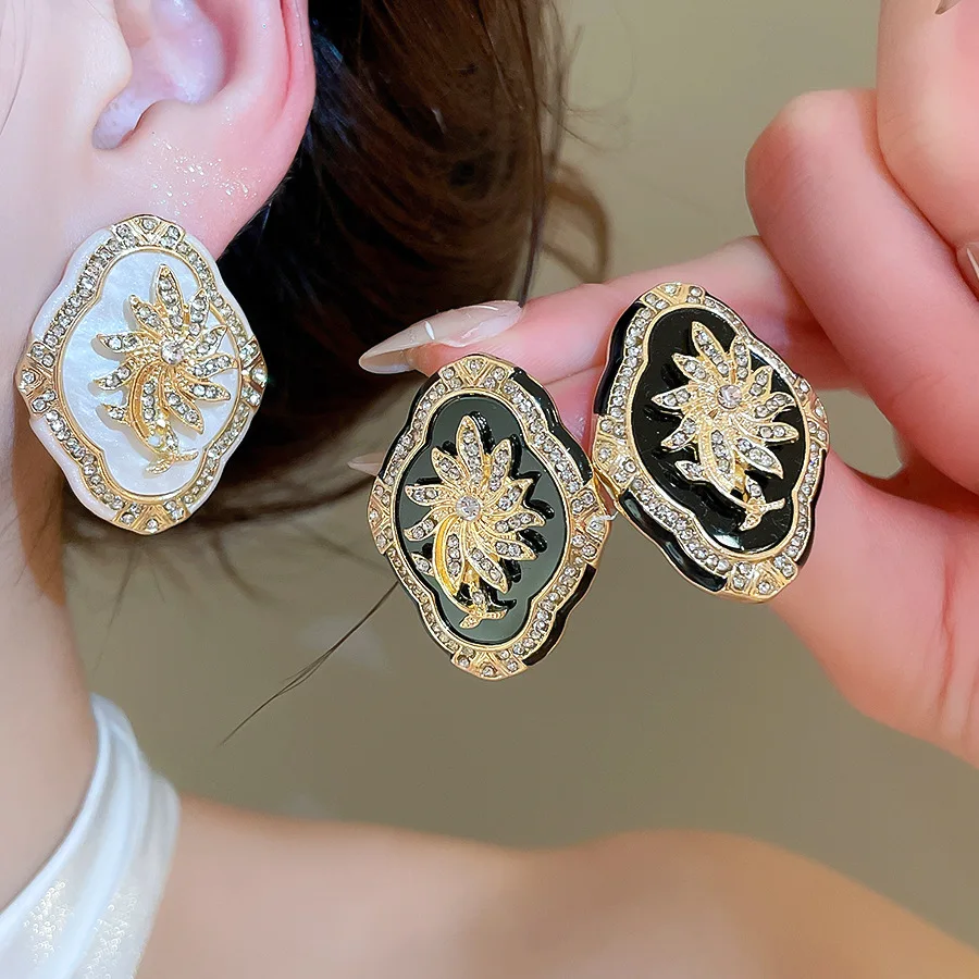 New Design Gold Color Stud Earrings for Women Luxury Rhinestone Geometric Vintage Enamel Earrings Wholesale