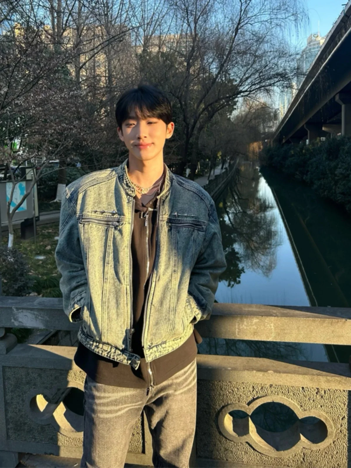 

Синяя мужская джинсовая куртка в американском уличном стиле, весна-осень, новинка, с молниями на плечах, повседневная, свободного кроя, верхняя одежда