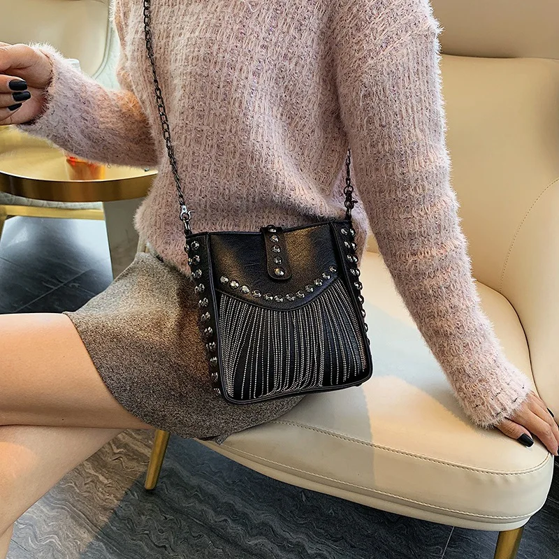 

Fashion Luxury Designer Cylinder Bag Ladies Rivet Shoulder Bags Fringed Small Mobile Phone Crossbody Purse Summer Chain
