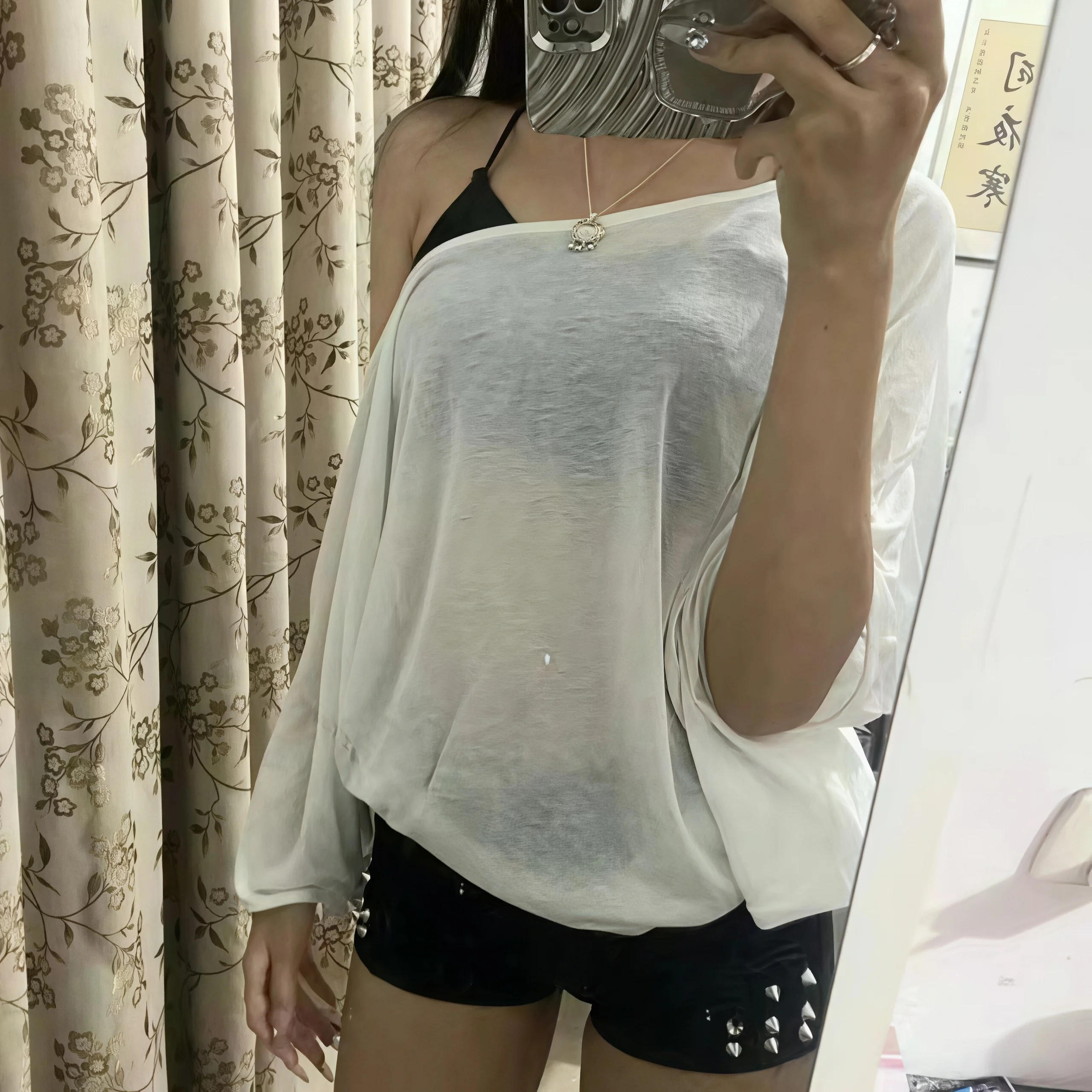 Damen Off-Shoulder Loses T-Shirt mit Dolman-Fledermausärmeln, Spitzenmanschette, transparentem Strick und schrägem Ausschnitt, lässiges Oversized-Oberteil für Damen. – Detail 3