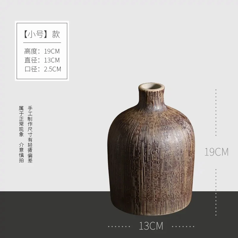 造花、フェイクフラワー、人工花、ヴィンテージドライフラワーアレンジメント、装飾品用の小さな陶器の花瓶。