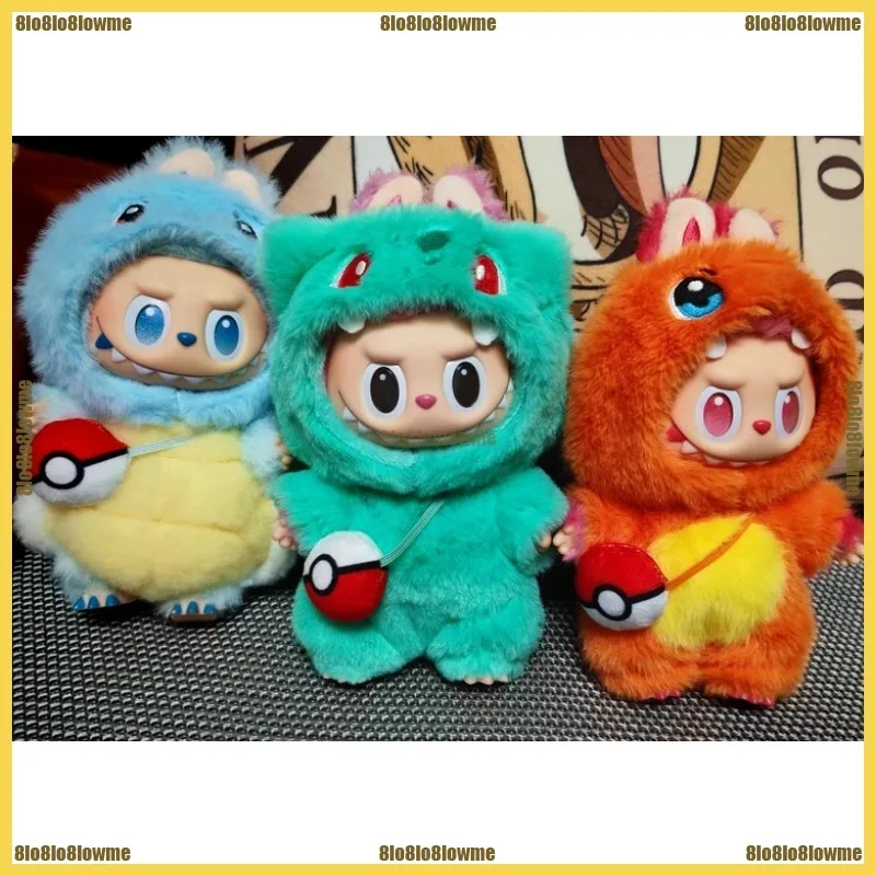 ชุดตุ๊กตา Kawaii Labubu ลายการ์ตูน Charmander Squirtle ชุดเดรสพร้อมกระเป๋าเป้ ตุ๊กตาขนนุ่มขนาดเล็ก เสื้อผ้าตุ๊กตาแฟชั่น อุปกรณ์เสริมตุ๊กตา