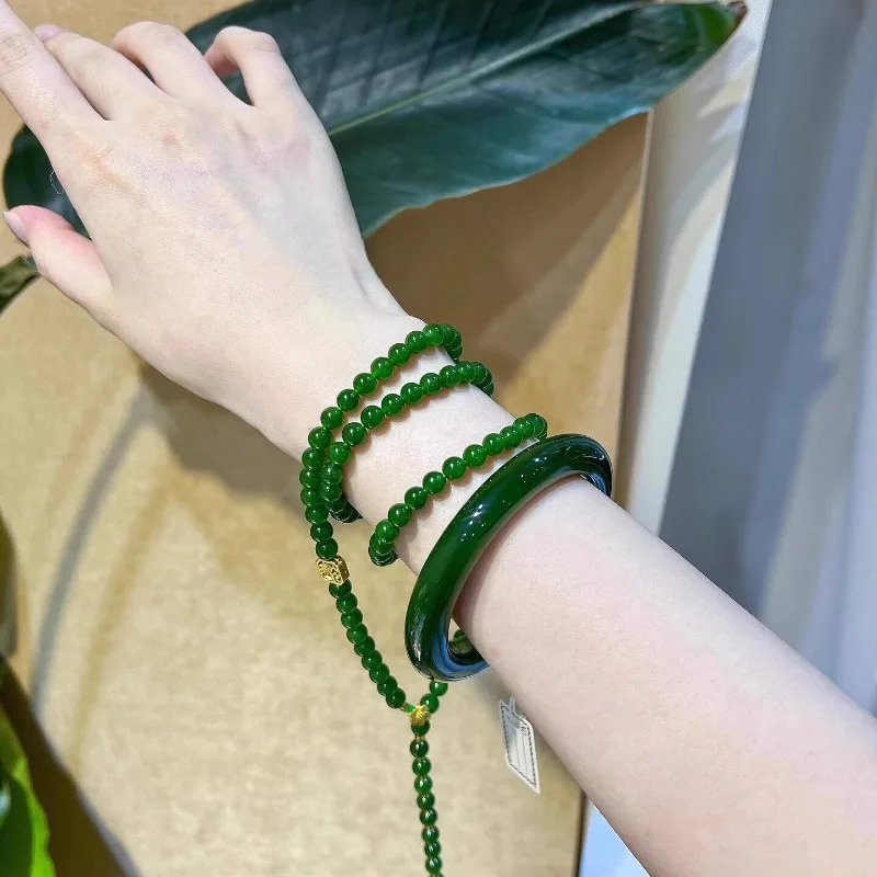 

Классический зеленый браслет в этническом ретро-стиле, подходящий для повседневной носки и в качестве аксессуара.