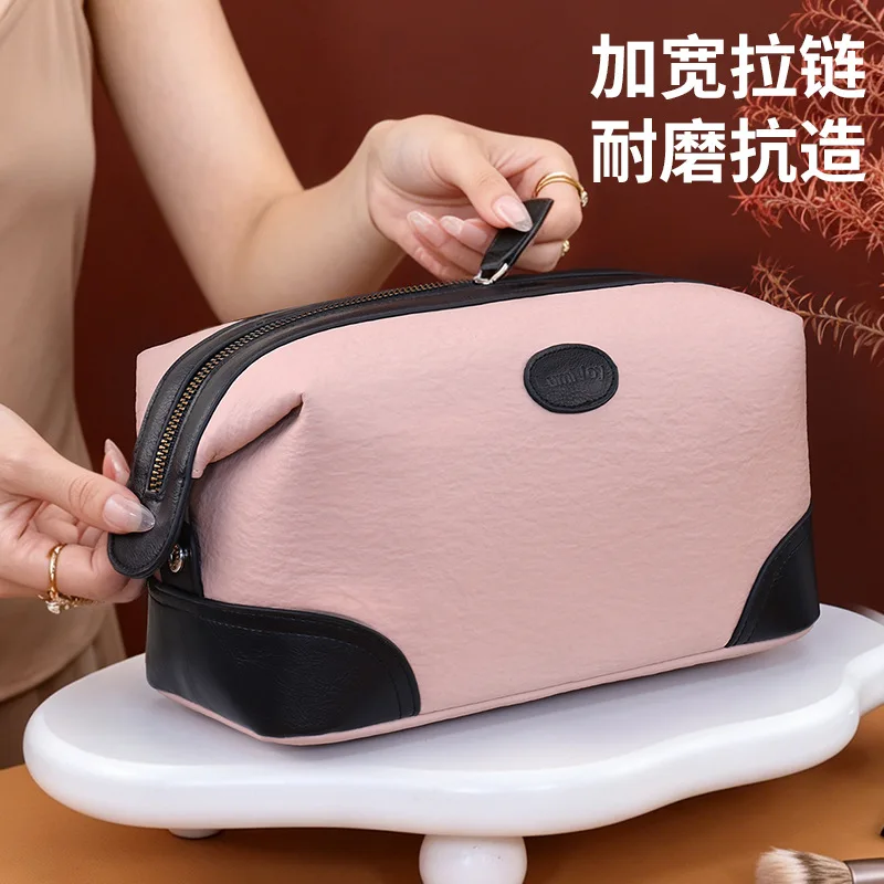 Men's Travel Toiletry Bag Large Capacity Portable High End Gym Makeup Storage Leather Bag for Business Trips Easy to Carry