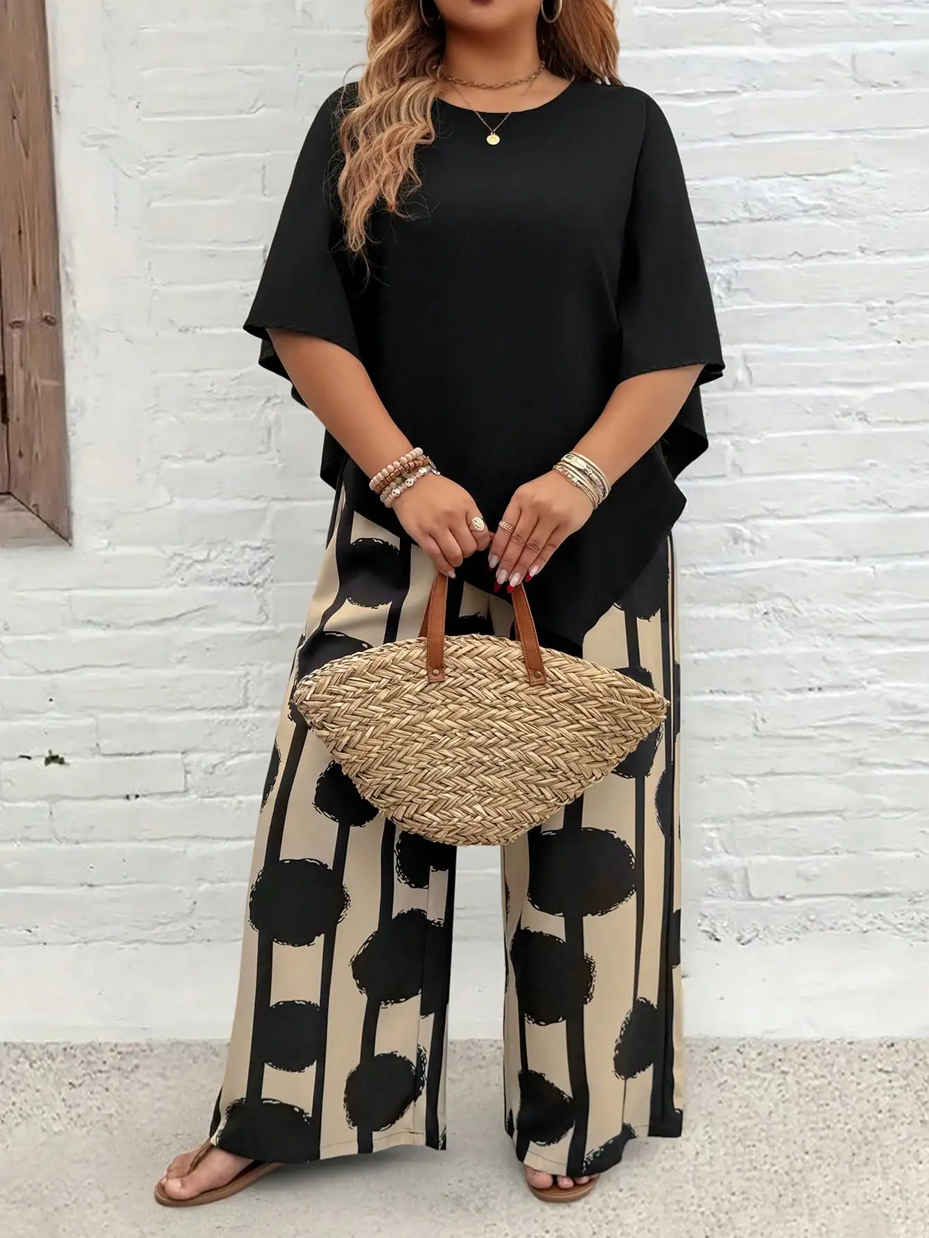 

Женский летний повседневный однотонный свободный топ с асимметричным подолом для отдыха больших размеров и широкие брюки в полоску в горошек