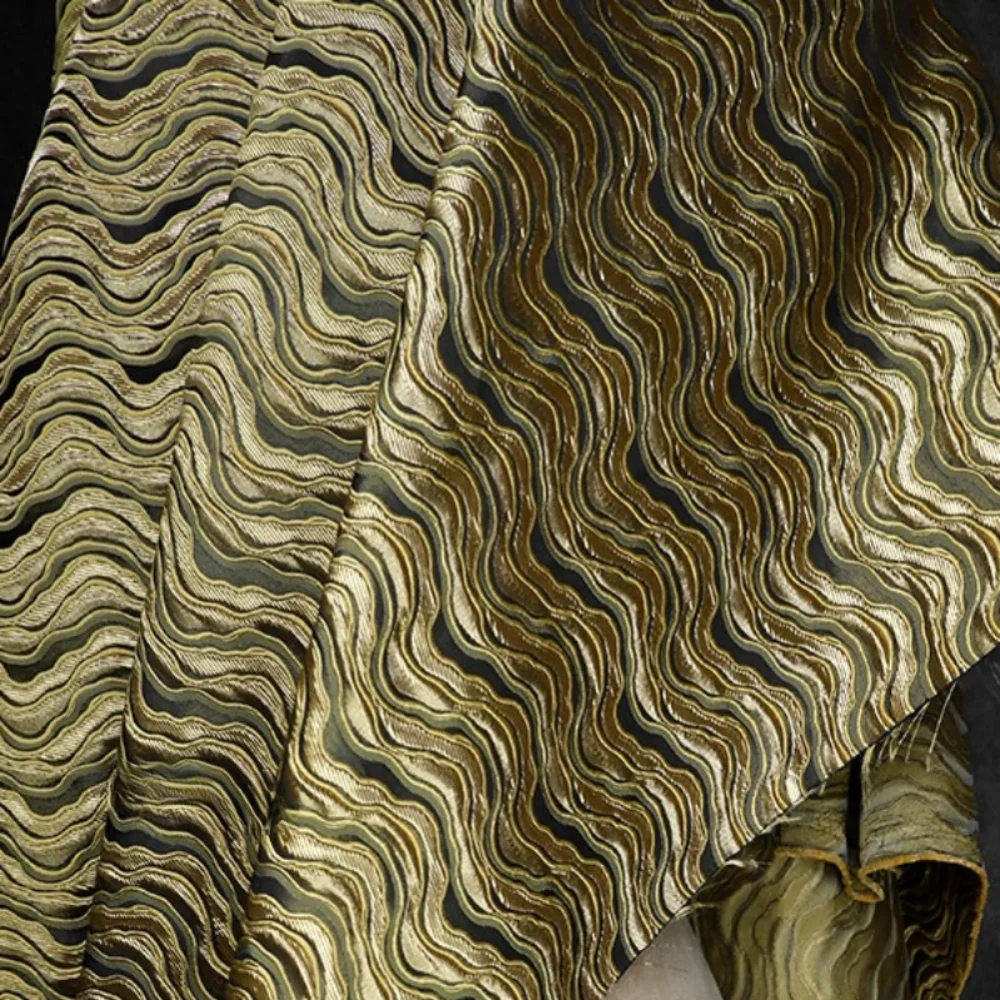

Трехмерная жаккардовая ткань с узором «Волны воды», осенне-зимняя, рельефная, желтая, дизайнерская, для одежды, продается на метры