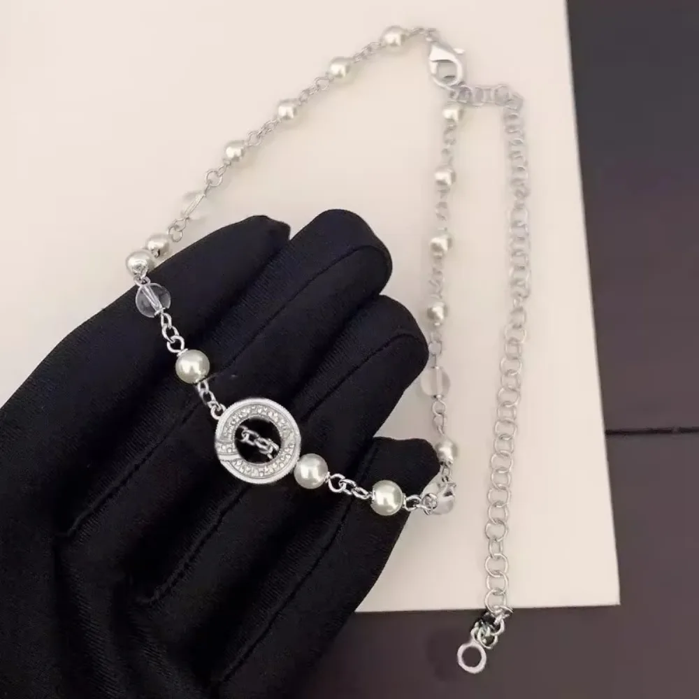 

Совершенно новое элегантное легкое очаровательное легкое роскошное ожерелье с бриллиантами и серебряными буквами и жемчугом, модное темпераментное универсальное ожерелье