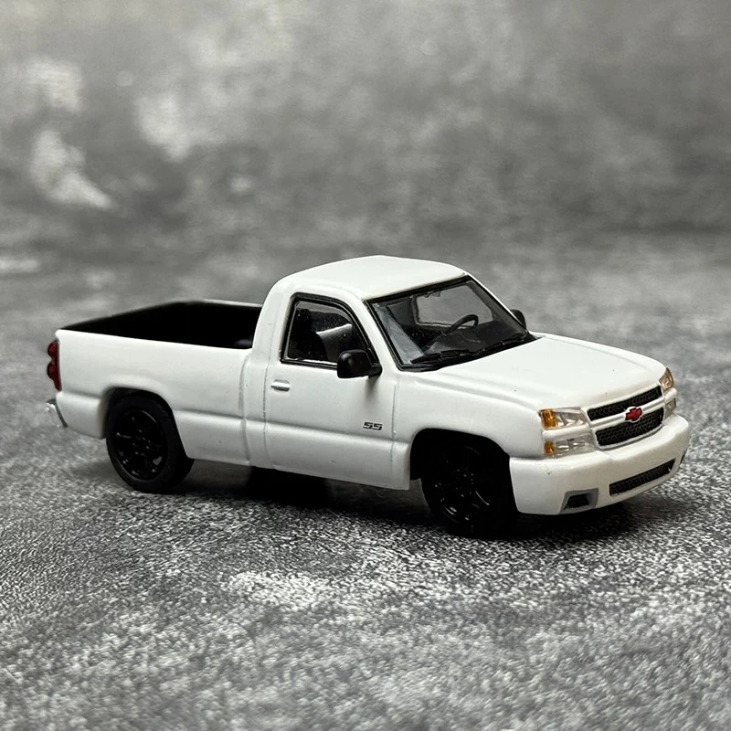 PARA 1:64 Scale Silverado 2006 Pickup Truck Alloy Model Car Classics Adult Souvenir Gift Static Display