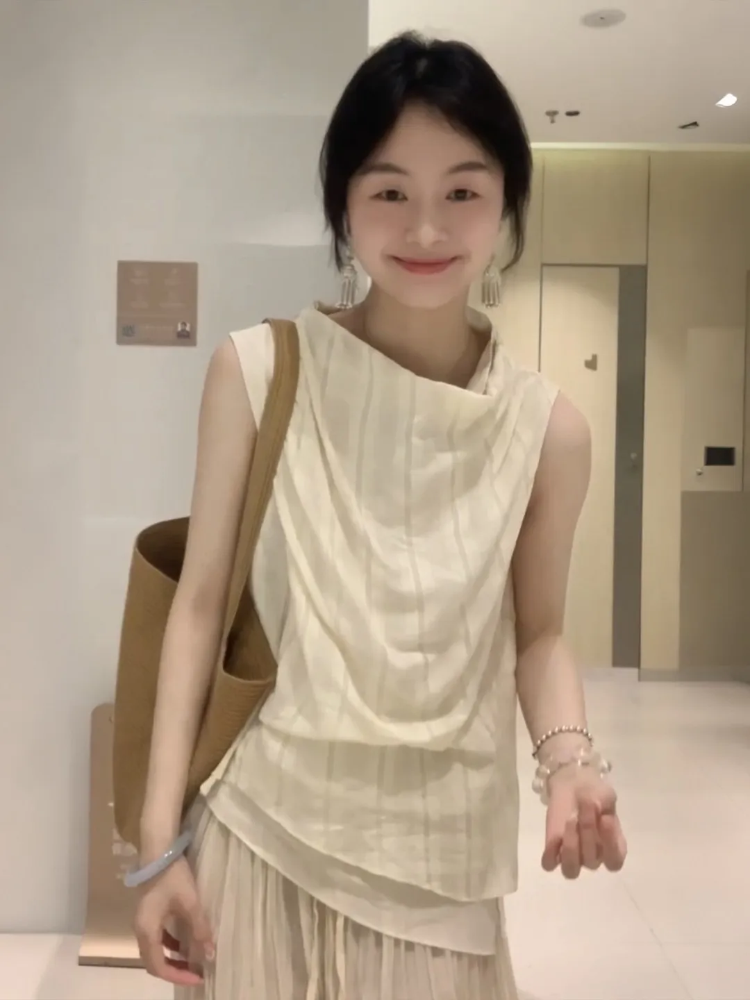 

Summer 2026 Women's Loose Fit Sleeveless Shirt V-Neck Irregular Hemline Striped Top Breathable Comfortable French Style Blouse