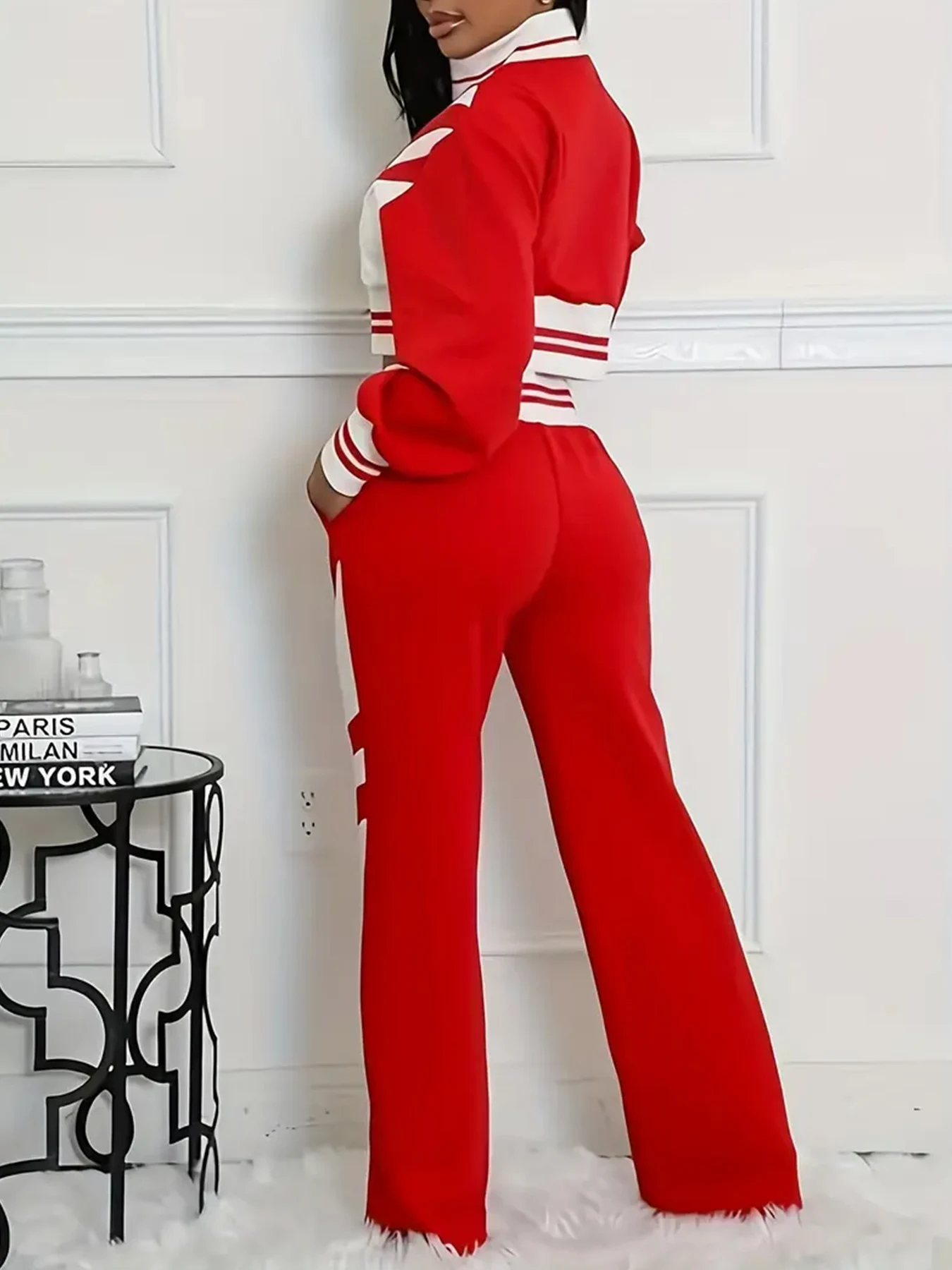 Nowy damski dwuczęściowy zestaw sportowy i rekreacyjny z blokami kolorów, bluza z długim rękawem zapinana na zamek i spodnie o dopasowanym kroju, możliwość prania w pralce.