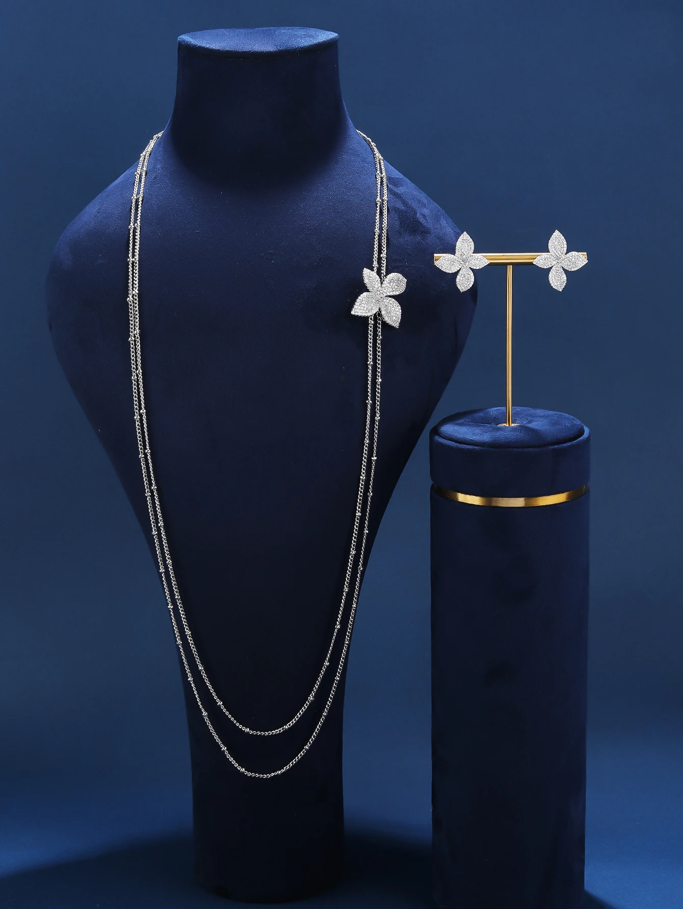 

Shimmering Flower Design Jewelry Set: Necklace and Earrings, Set with Glittering Zirconium Stones, An Excellent Gift for Women