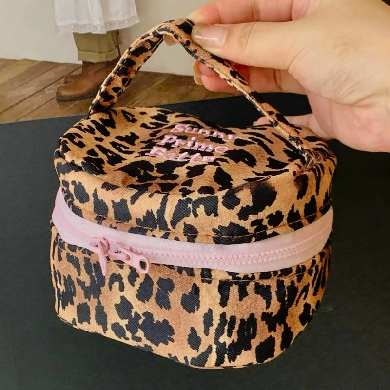 

Leopard Makeup Bag for Women Small Square Travel Lipstick Cosmetic Storage Bag Large Capacity Aesthetic Makeup Bag Organizer