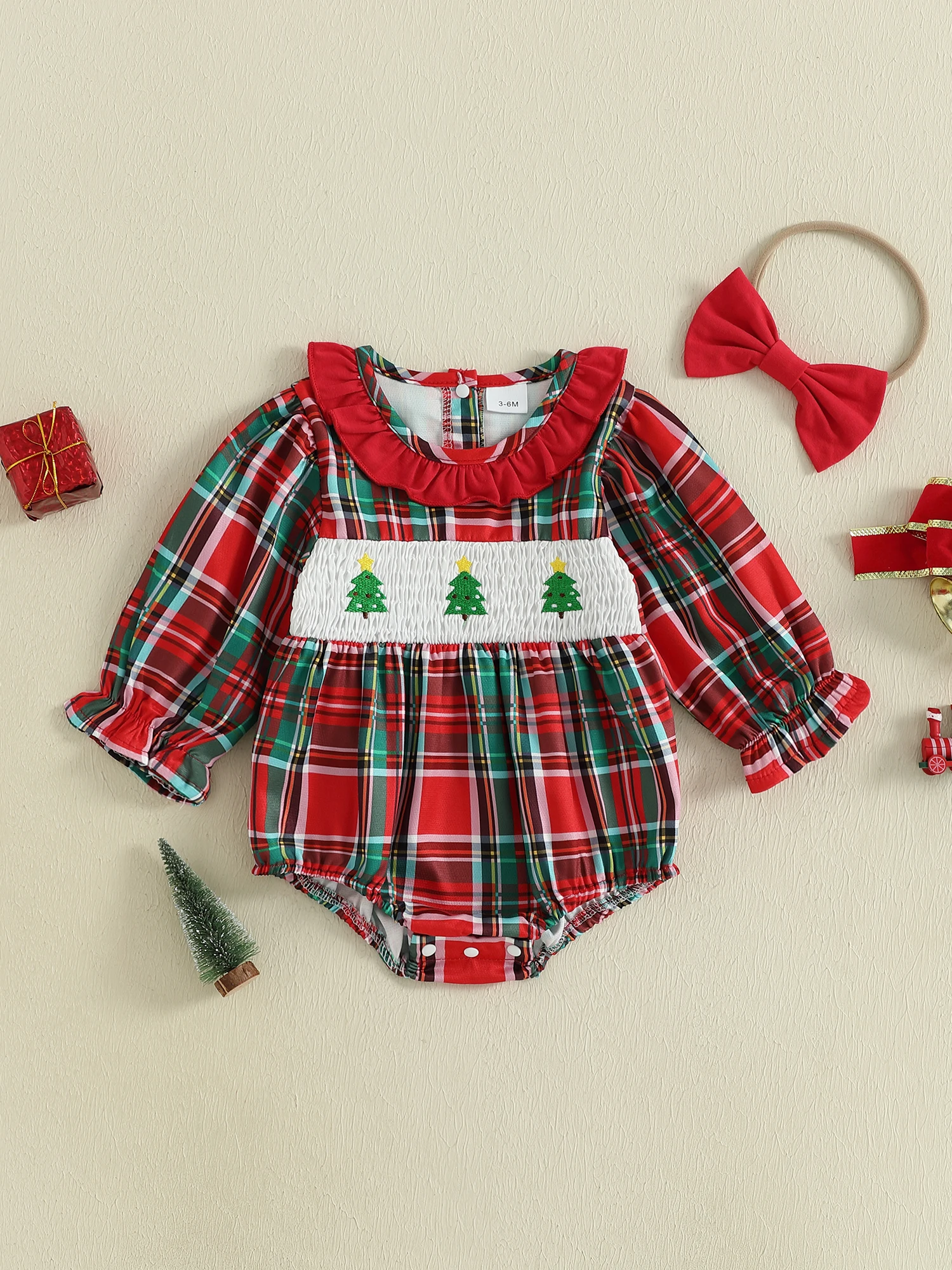 

Красный клетчатый комбинезон для маленьких девочек с длинными рукавами, круглым вырезом и рюшами, вышивкой в виде рождественской елки и подходящей повязки на голову с бантом