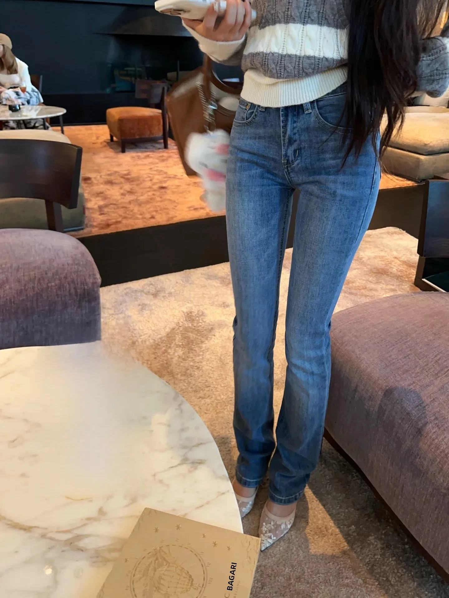 

Джинсы-клеш из мягкого синего денима с высокой талией и идеальным соотношением талии к бедрам, универсальные, стильные, с отворотами, для повседневной носки.