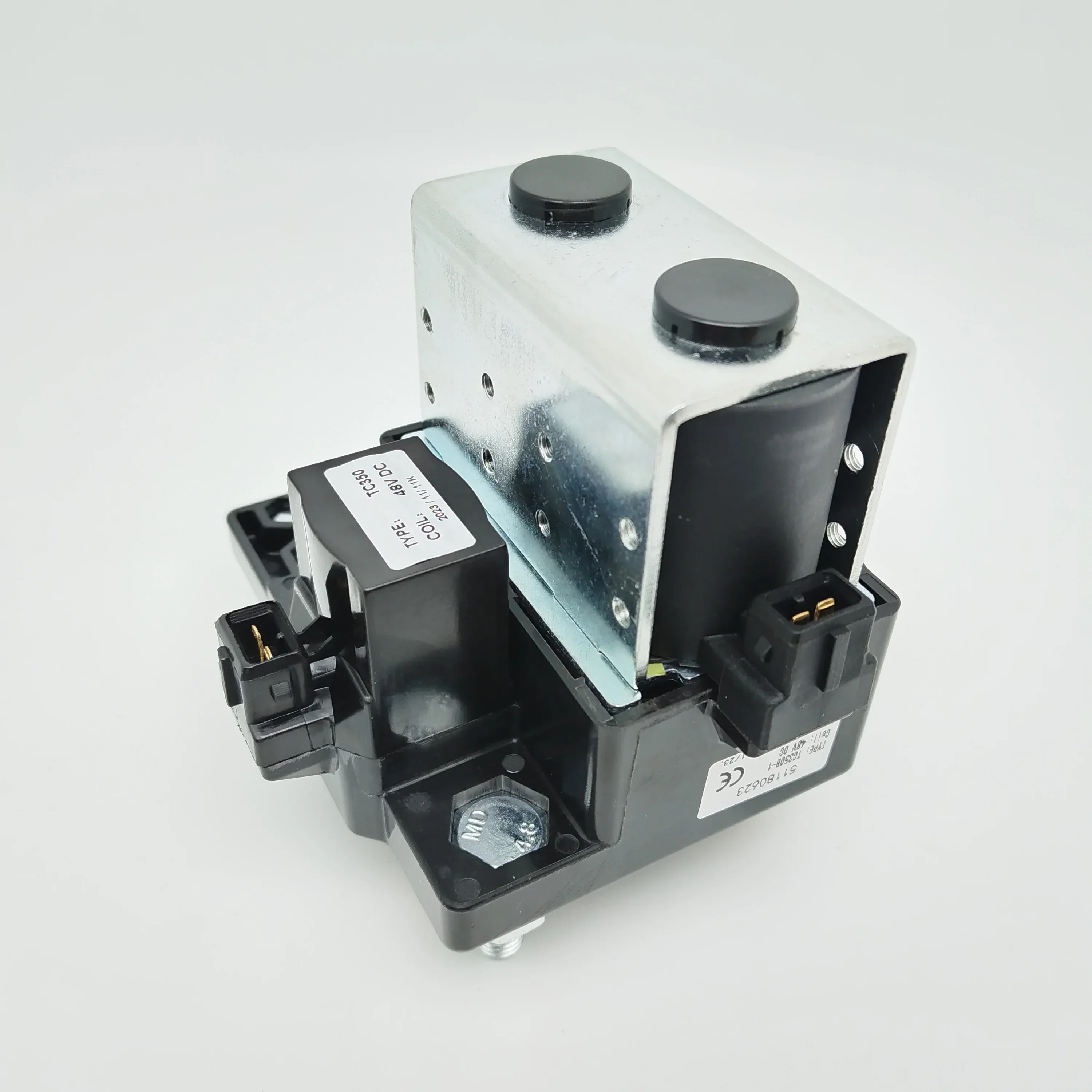 Contactor is suitable for electric forklifts. Screw terminals are available. DIN rail installation is provided.
