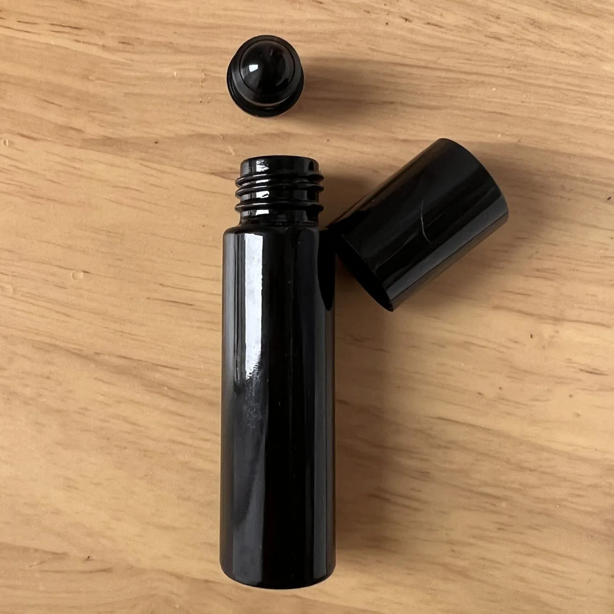 

1000 штук стеклянных черных роллеров объемом 10 мл, цвета яркого обсидиана.