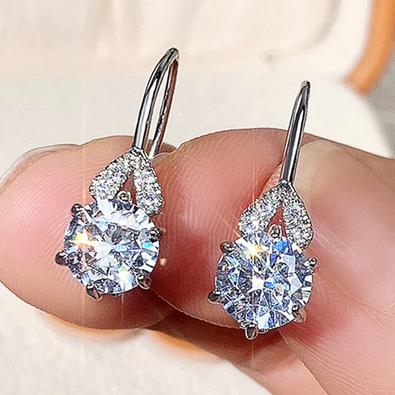 Huitan Modische Creolen-Ohrringe für Damen mit runden Zirkonia-Steinen, schlichte, stilvolle Ohrringe für den täglichen Gebrauch, Party, schicker Schmuck