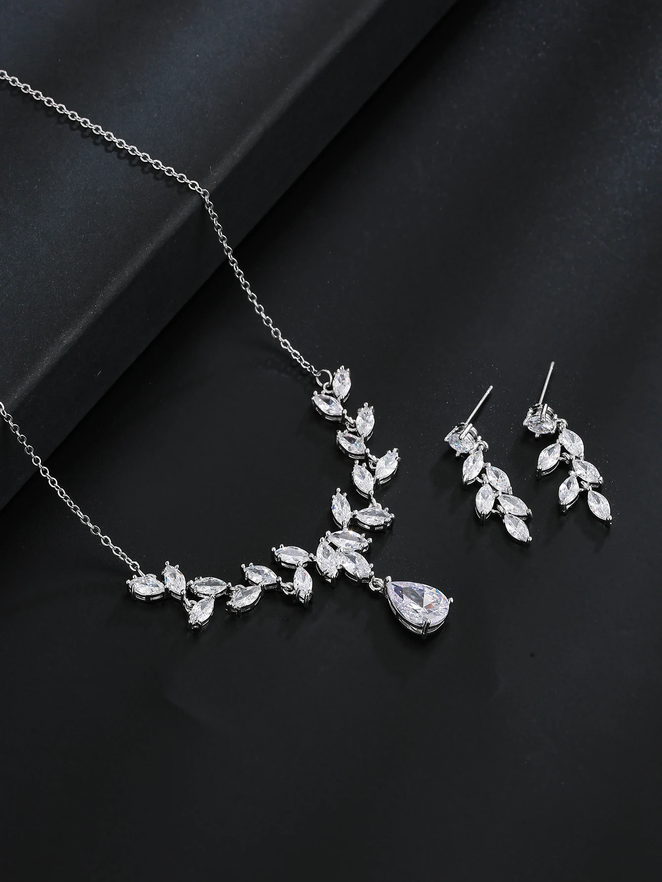 Emmaya New Arrival Leaves Shape Design Noble Jewelry Set For Women&Girls Charming Dress-Up Wedding Party Elegant Gift