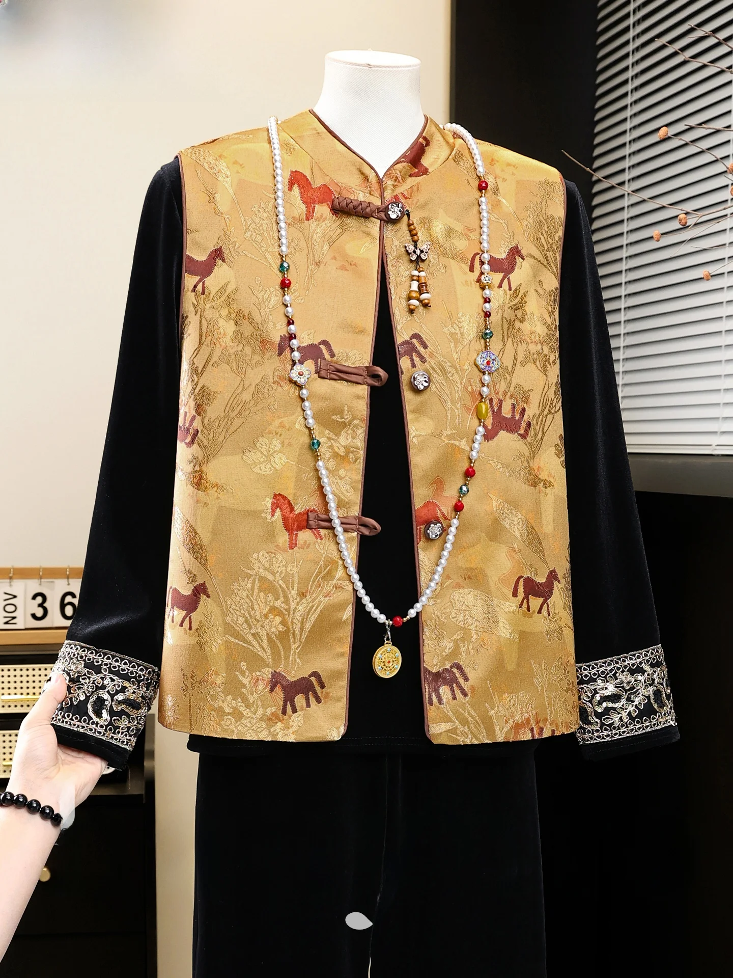 

New 2026 Mid-aged Women's Velvet Jaet Vest Set Golden Velvet Spring Faion for Mothers over 50 Traditional Chinese Sle