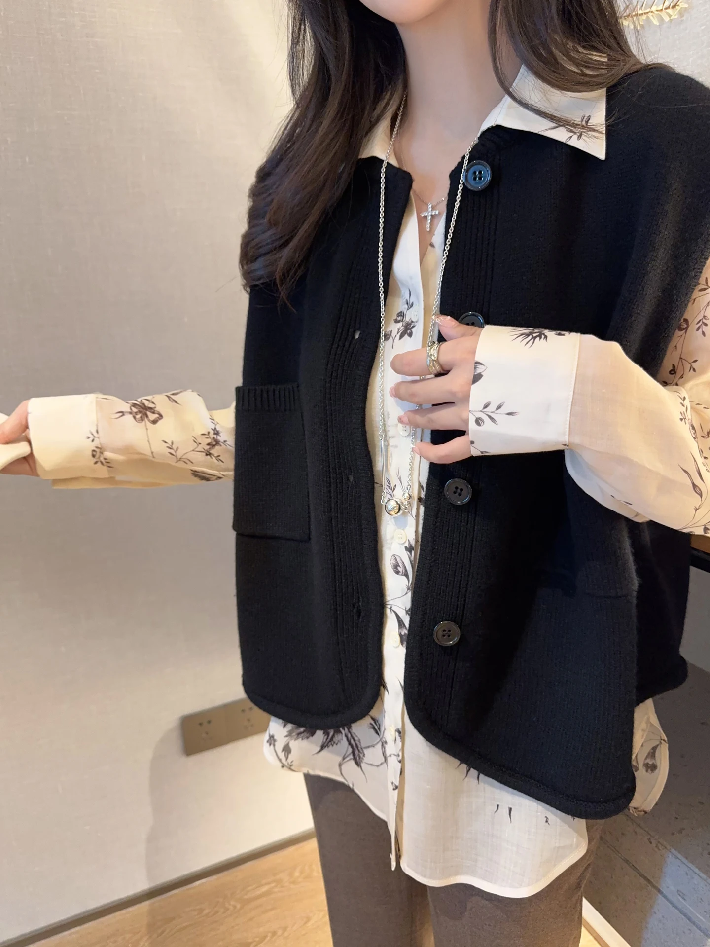 

Stylish Layering Women's Black Wool Cashmere Knitted Vest Autumn Winter Fashion Slimming Versatile round Neck Single Button