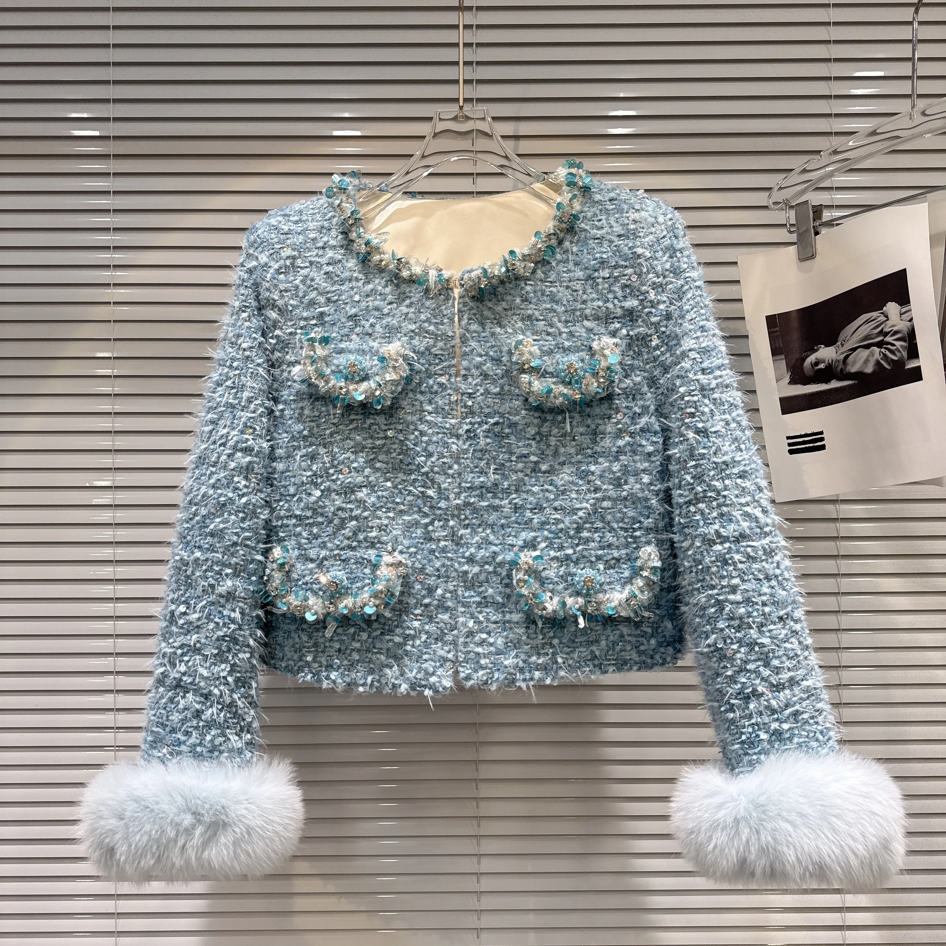 

Зимнее новое маленькое шикарное стильное короткое пальто с рукавами из лисьего меха и отделкой из бисера, толстое твидовое пуховое короткое пальто, офисные женские синие куртки