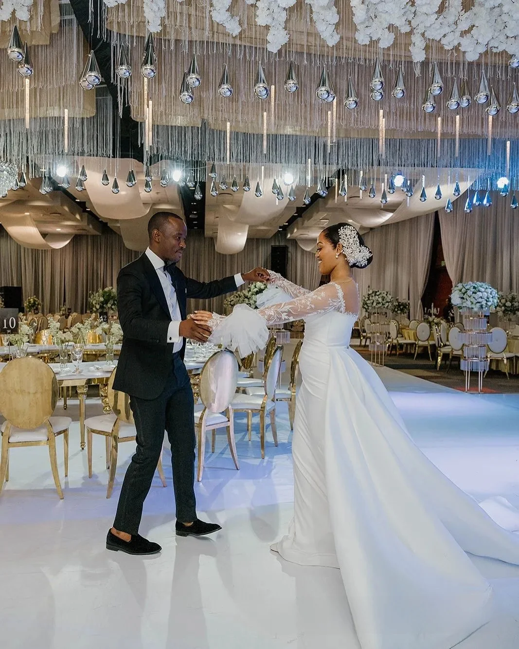 Maßgeschneidertes afrikanisches Hochzeitskleid, Brautkleider, Meerjungfrau-Hochzeitskleider in Übergröße, transparente lange Ärmel, appliziertes, perlenbesetztes Spitzenkleid