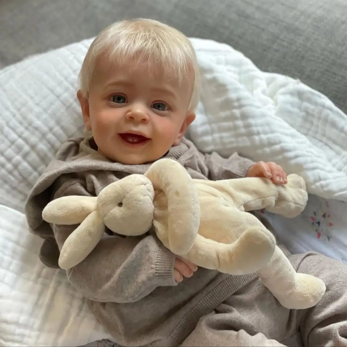 دمية طفل أشقر للأطفال حديثي الولادة مقاس 24 بوصة، لحديثي الولادة نابضة بالحياة مع بشرة وتعبير واقعي، أفضل هدية لعيد الميلاد وأعياد الميلاد #4