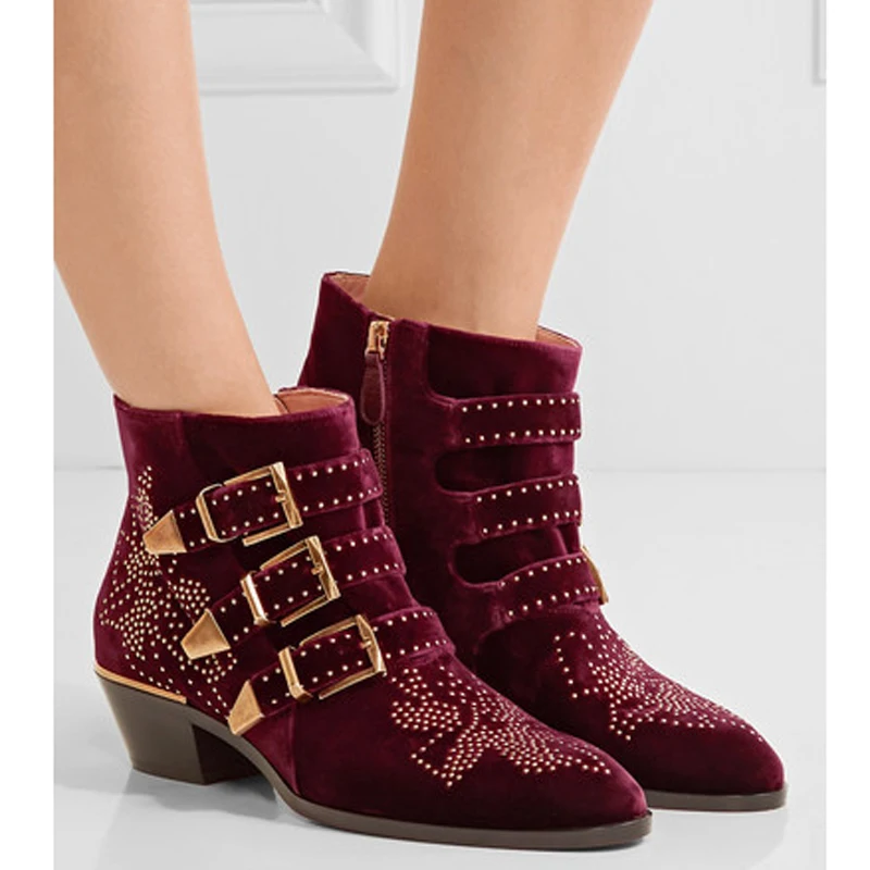 Botas de motorista con remaches de estilo Punk para mujer, botines de flores con Tres correas de hebilla, remaches dorados y plateados, tacones Cuadrados medios, botas de montar