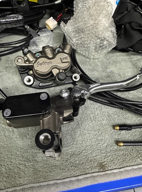 يمكن تغيير نظام تجميع الفرامل الأمامية والخلفية، وهي النحل الخفيف لديه رمز محول. #3