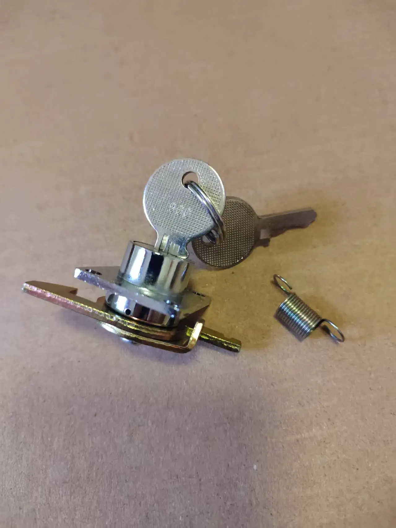 

1 комплект замка блока управления GPS лифта, замок с крючком, ключ 900, небольшой дверной замок автомобиля, электрический замок панели управления