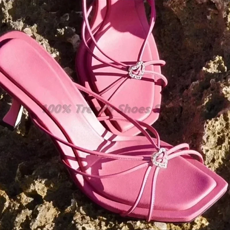 سوبر الخالد المياه الماس الحب النعال بارد الصيف نمط جديد في الهواء الطلق حزام يرتدي الربيع رئيس مربع الكعب العالي للنساء