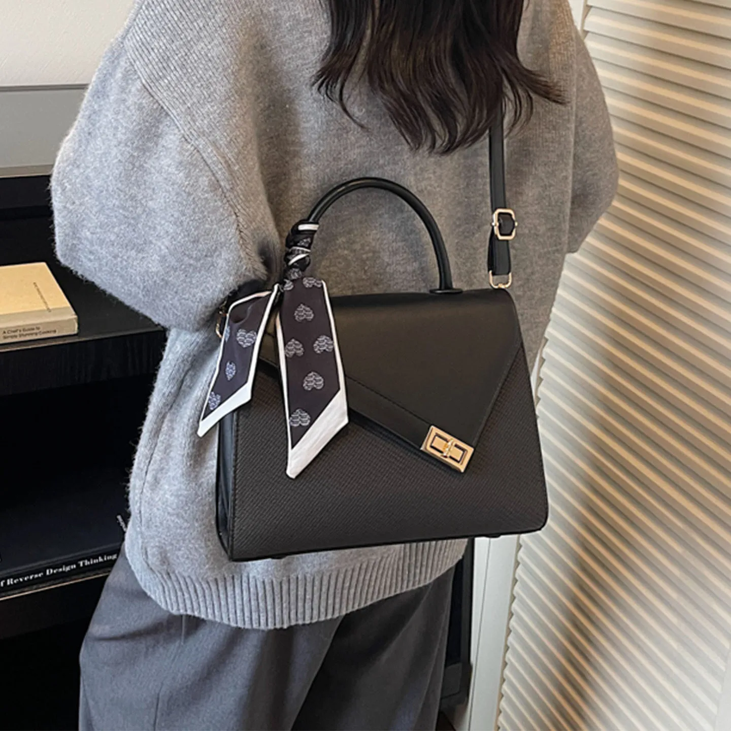 2025年秋 レディース スモールスクエアバッグ ミニマリスト クロスボディバッグ ファッション トップハンドル ショルダーバッグ ヴィーガンレザー デイトゥナイトバッグ