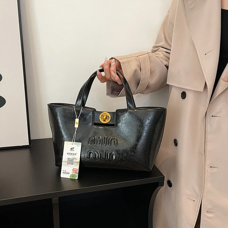 

Luxury Designer Simple Classic Diaper Bags For Women Elegant Leather Large Capacity Minimalist Shoulder Bag Fashionable Commuter