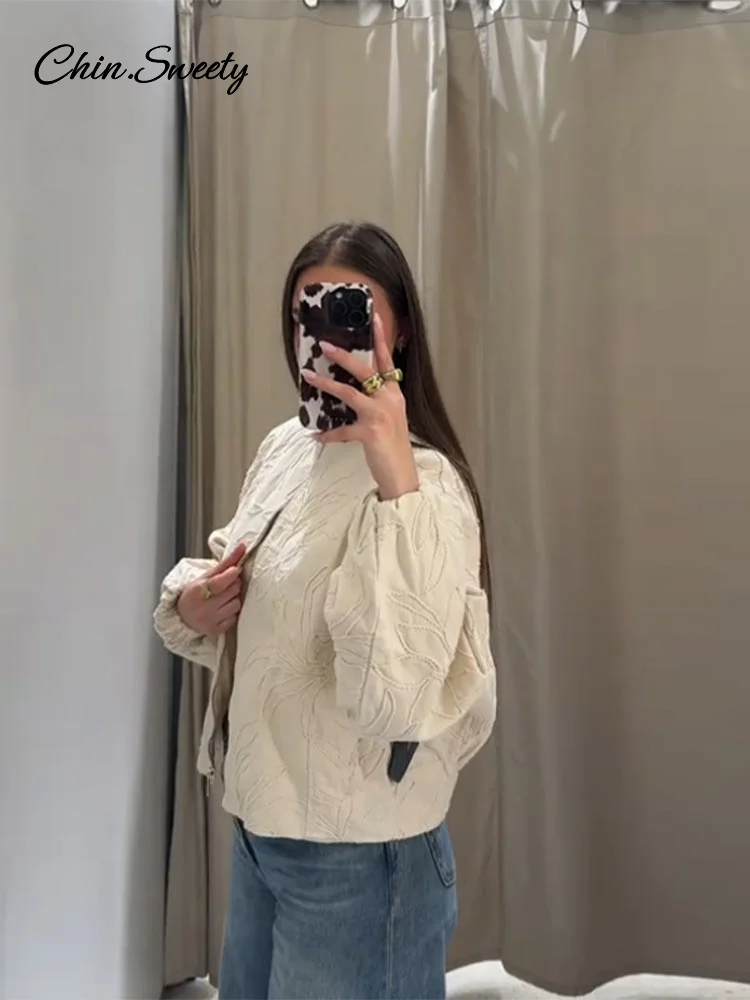 Рисунок 3 - Повседневная женская куртка-бомбер с вышивкой