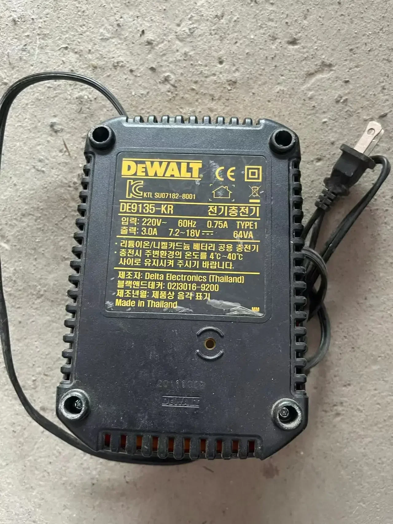 DeWalt DE9135 7.2 v-18 V ni-cd, pengisi daya baterai Ni-MH dan Li-ion. Digunakan. 220V bekas