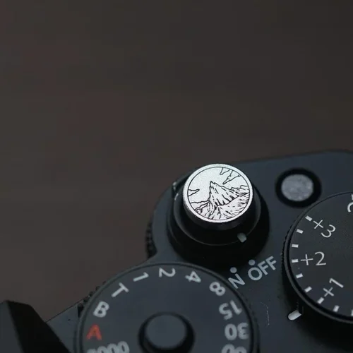 Imagen 2 del producto Botón de liberación suave de Metal para cámara, cubierta de zapata para Sony A7C2 Fujifilm XT50 X100VI Xhalf XM5 XE4 Nikon ZF Leica