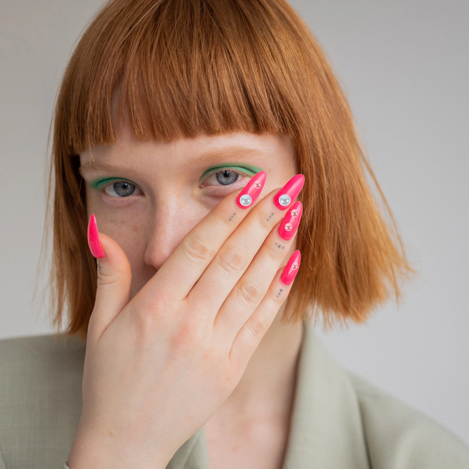 1 ถุง ลูกปัดเรซิ่นแบบแบนผสมขนาดต่างๆ และคริสตัลครึ่งวงกลมสำหรับงานฝีมือ ตกแต่งเล็บ เสื้อผ้า สมุดภาพ และเคสมือถือ