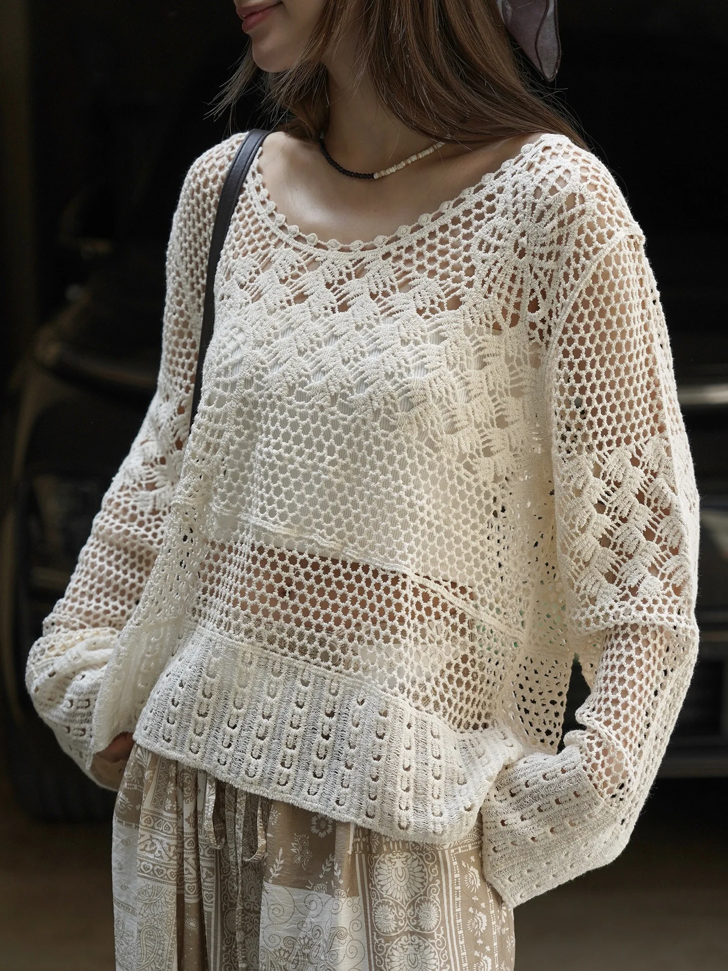 Primavera y verano suéter suelto casual de color sólido con cuello redondo y manga larga con diseño hueco para mujer